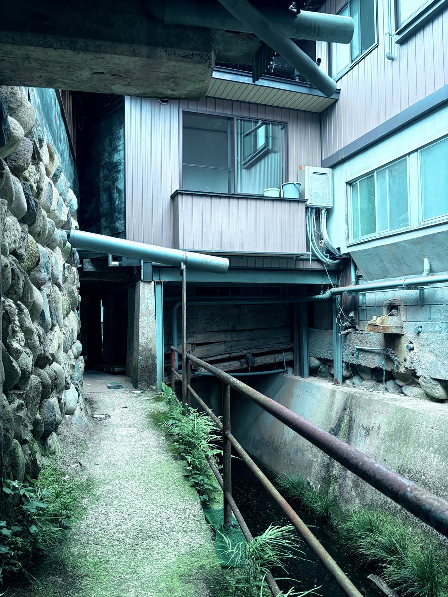otyagahi's tweet photo. 筋骨作りの路地裏
男心をワクワクさせる道になってました🫶
こうゆう風景…ｽｷｯ
サイレントヒルfのイメージにもなったとか👻 https://t.co/cv5nLj80H8