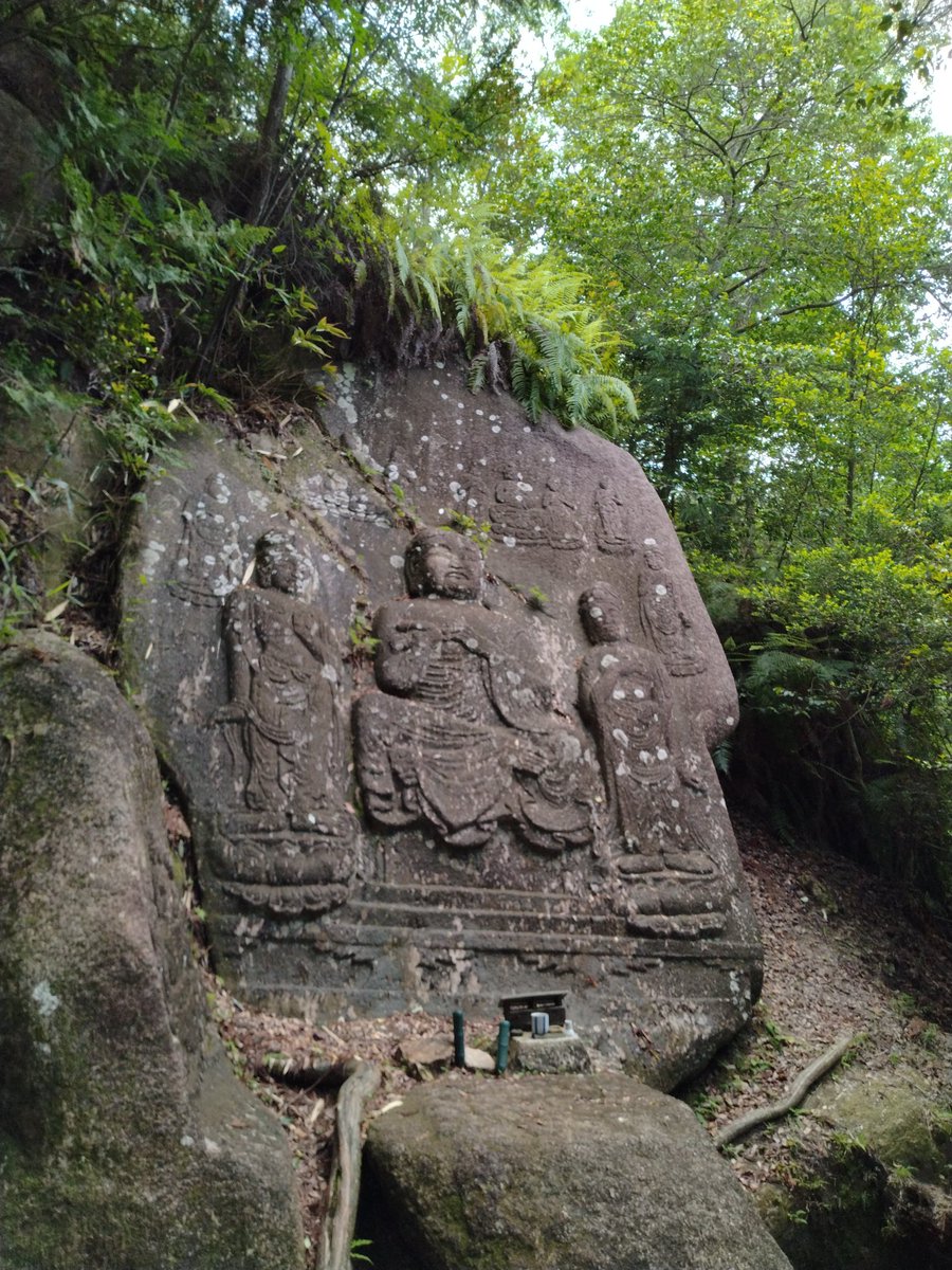 hinanofutatuna's tweet photo. 狛坂摩崖仏。統一新羅時代の様式を伝える奈良時代の作例とされる貴重な摩崖仏です……というのを、今回はじめて知りました。所在地は、もとは狛坂寺という寺院の境内だったのですが、明治初期に廃寺になってしまったそうです。 https://t.co/wwgdTZGX6j