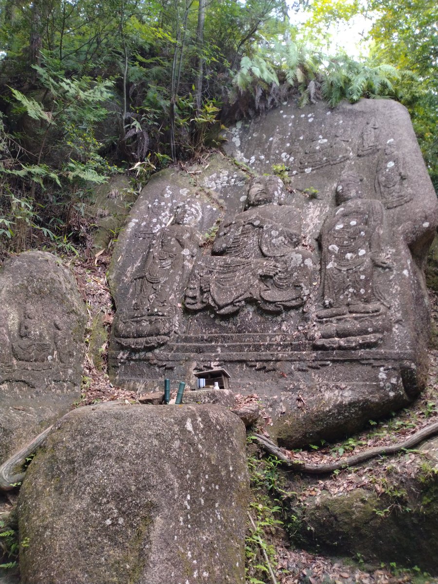 hinanofutatuna's tweet photo. 狛坂摩崖仏。統一新羅時代の様式を伝える奈良時代の作例とされる貴重な摩崖仏です……というのを、今回はじめて知りました。所在地は、もとは狛坂寺という寺院の境内だったのですが、明治初期に廃寺になってしまったそうです。 https://t.co/wwgdTZGX6j