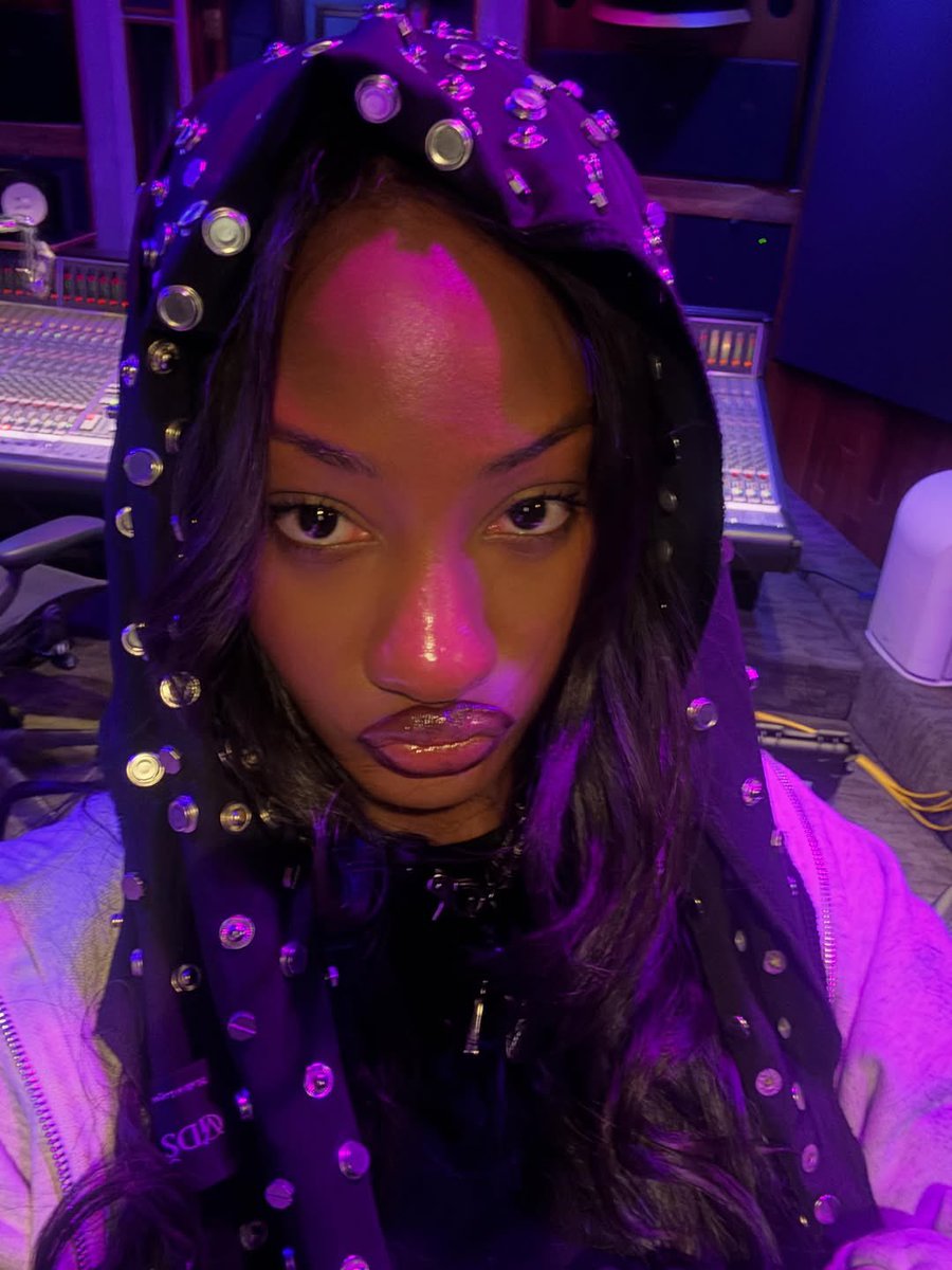 temsszn's tweet photo. Tems in the studio ✨ https://t.co/XrEWiFoWDy