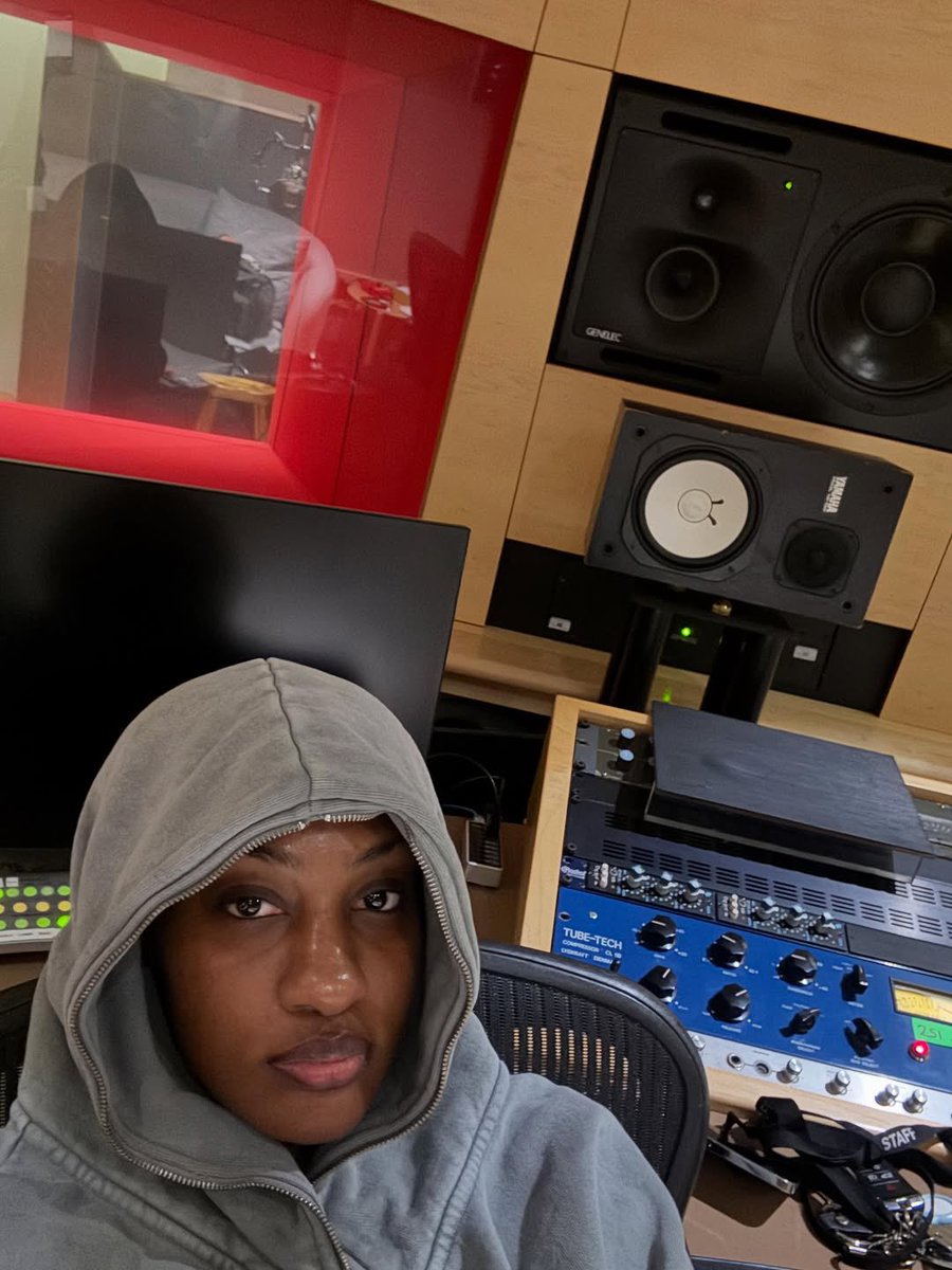 temsszn's tweet photo. Tems in the studio ✨ https://t.co/XrEWiFoWDy