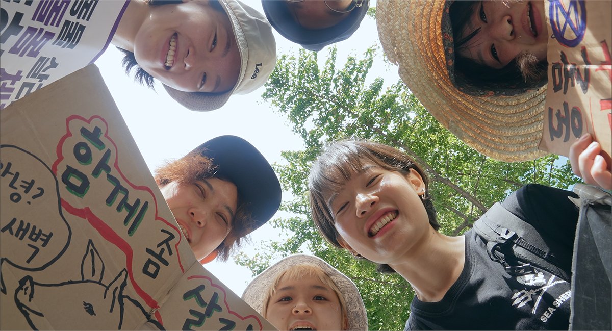 veganmonji's tweet photo. 드디어 우리가 만든 영화, <가능주의자>가 극장에 걸려요! 꺄아 🎬✨

"과연 그게 되겠어?"라며 모두가 불가능을 말할 때, 행동으로 하나씩 ‘가능’을 증명해 낸 다섯 여성 활동가들의 치열하고 다정한 13년의 여정. 보다 보면 마음에 용기가 가득 피어날 거예요 💪
🤗 (타래로 계속👇) https://t.co/uSupOOHDGx