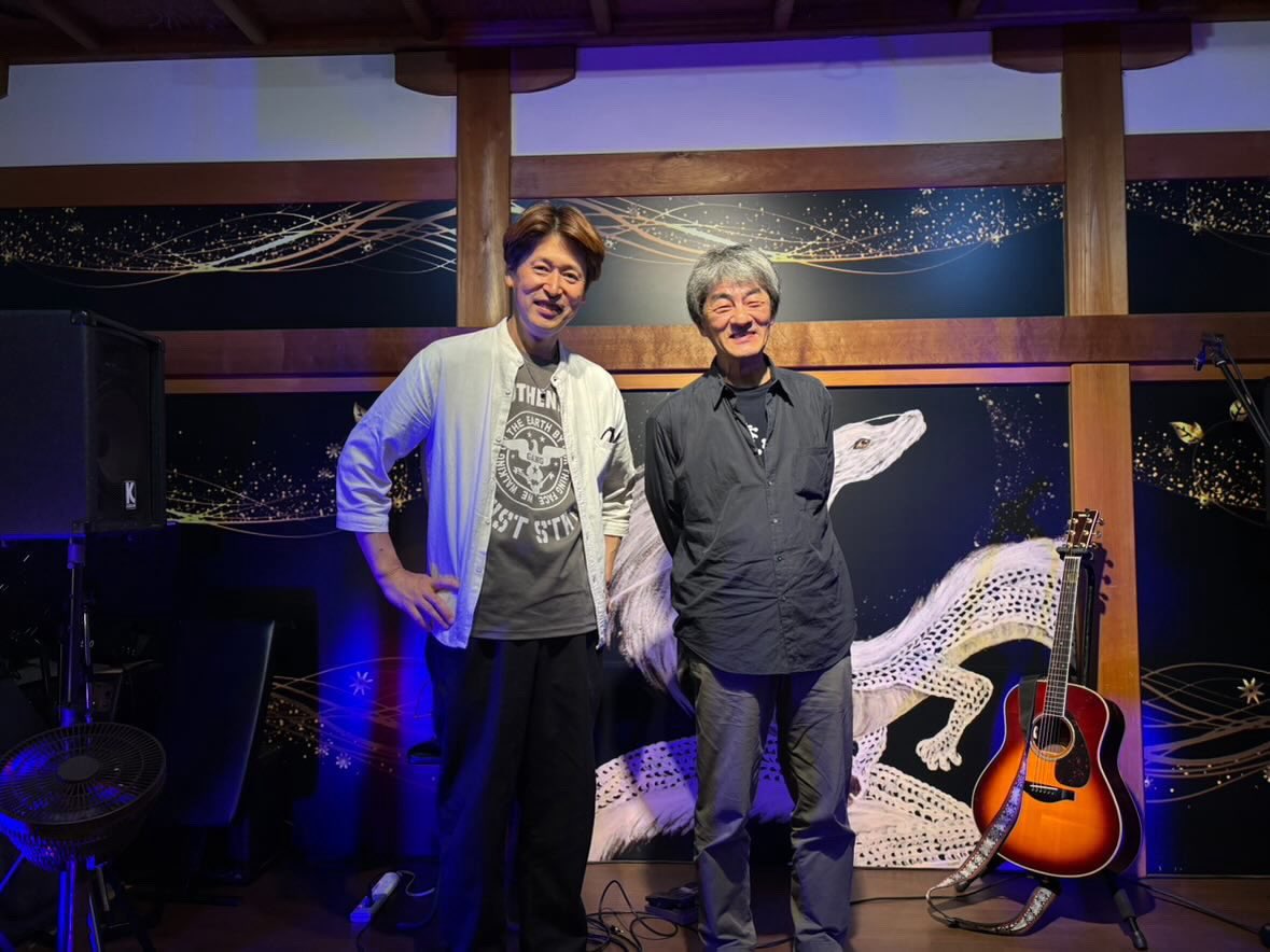 1998J200's tweet photo. 6/6(土)   堺MA-A-NA無事終わり、
共演のやましんさんは福井県からの遠征の方で、ルーパーやエフェクターを使いこなしながらの演奏でした。
いつもより長めの時間をもらってゆったりとやらせてもらいました。
来てくれたみなさん、やましんさん、MA-A-NAスタッフのみなさんお世話になりました。 https://t.co/pPpJ4wAWoa