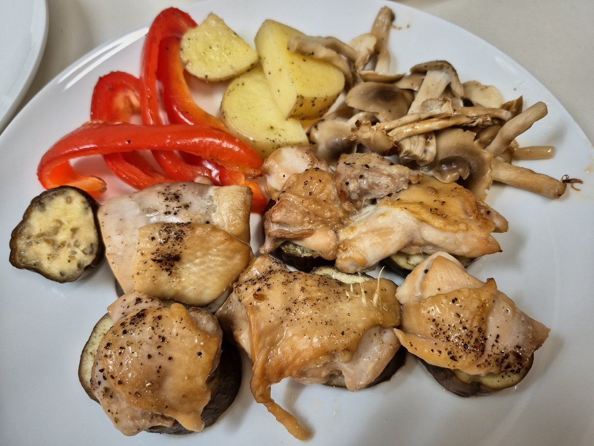 masakir_kyo's tweet photo. とろとろ茄子の醤油焼きチキン。肉野菜増量で。茄子に肉を乗せて焼くというアイデアと超シンプルな工程が好き！ナンプラーやにんにくやみりん等足したくなる所を 醤油だけ！ってのが良い。ごま油がなくてオリーブ油にしたけどやはりごま油が合うかな。まりえさんの神レシピ♡→https://t.co/PHciKQUibG https://t.co/O22Br5AF4E