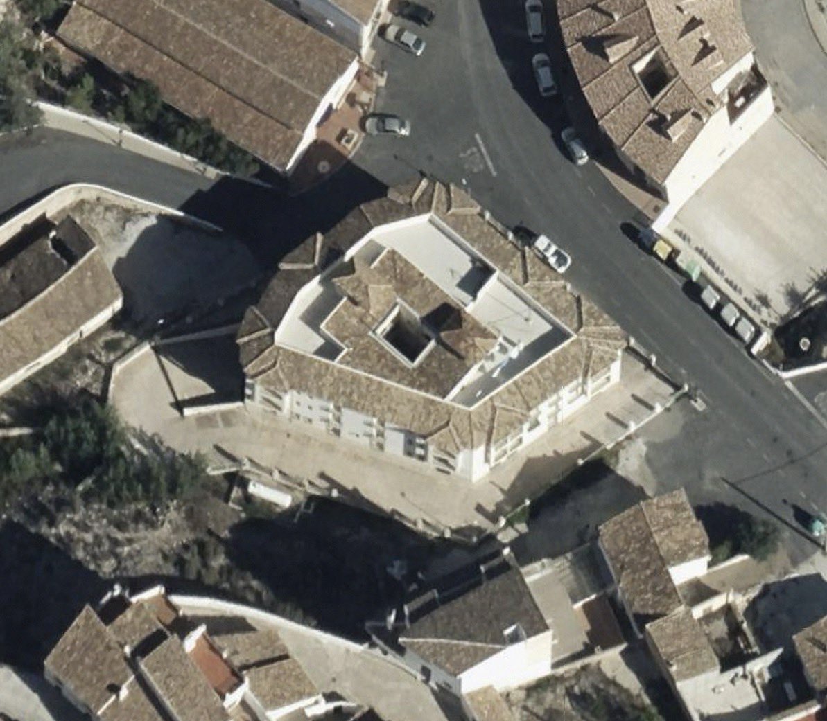 casa_cuartel's tweet photo. 3/4
Se resuelve con un gran edificio  compacto en torno a un pequeño patio central. Sus fachadas blancas se estructuran mediante cuerpos volados de balcones y se rematan con el borde continuo de la cubierta de tejas apoyado en pequeños canes oscuros. https://t.co/l2qRjK2mxO