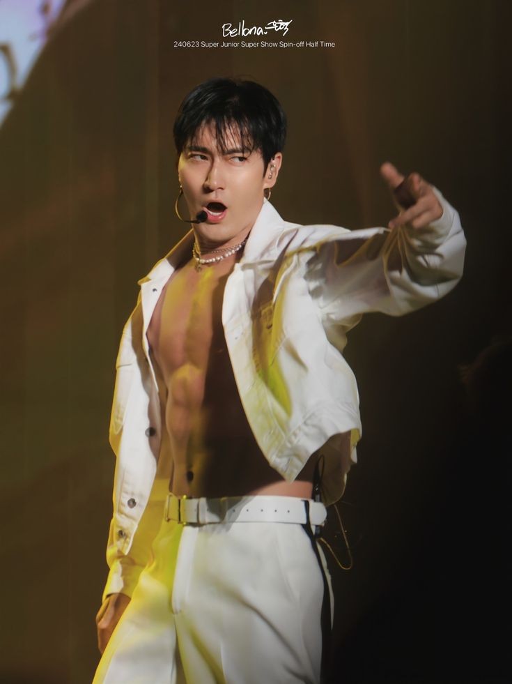 conisiwonest87's tweet photo. Domingo modo #Siwon  sin camisa 
❤️😍🤭 https://t.co/GlErqQ6Zng