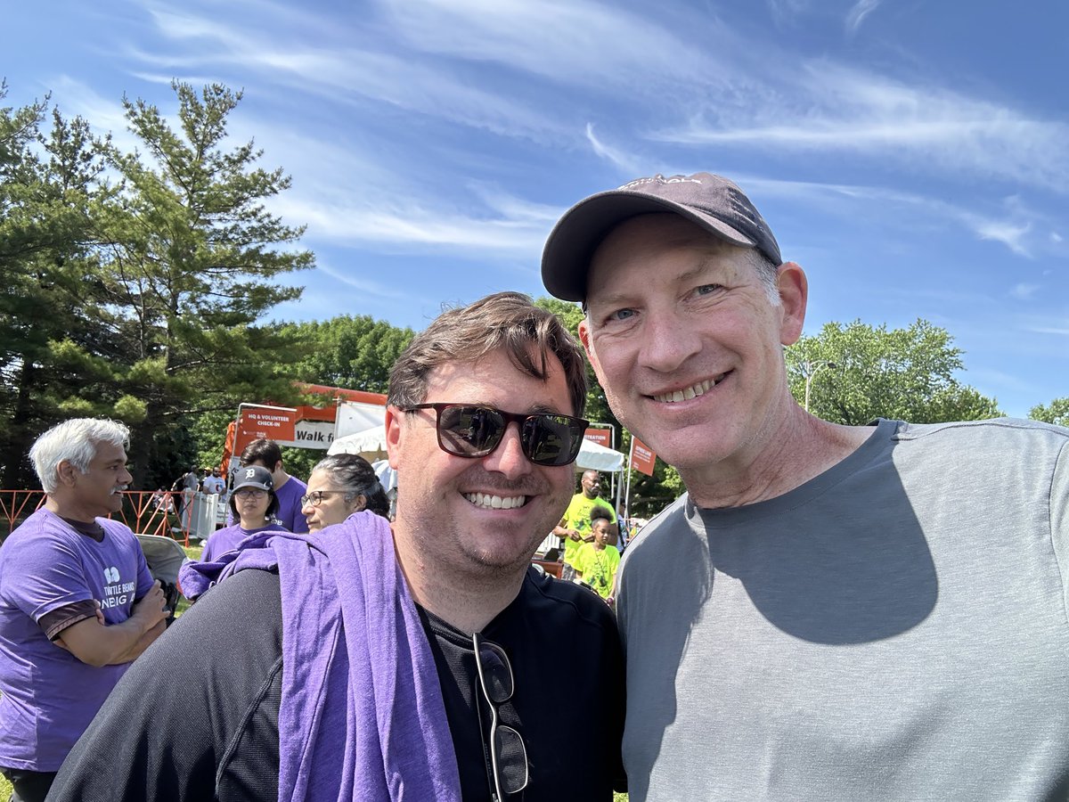 kidneyrebel's tweet photo. Terrific time at the National Kidney Foundation walk in Chicago.  Enjoyed running into the outstanding @NU_Nephrology team including @lanes1213. Between their t-shirts and picnic, they sure know how to do an NKF walk! https://t.co/uPp8D5wasd