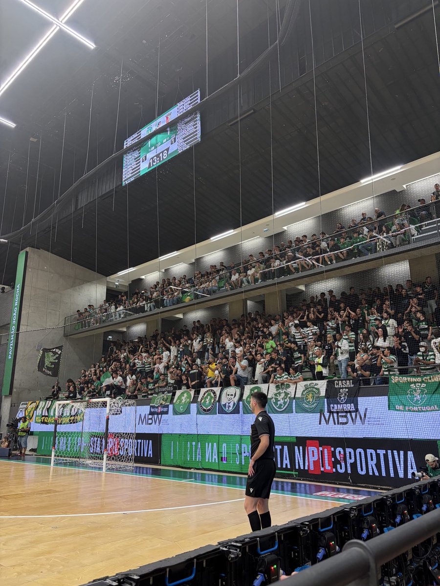 thebigchris69's tweet photo. Pavilhão João Rocha was bumping tonight 🌋 https://t.co/l2QDMSNtP4