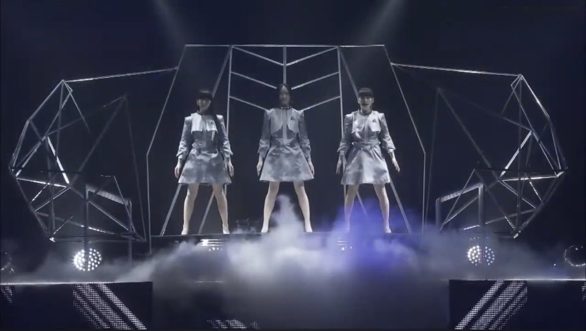 sakiharutomo's tweet photo. Perfumeのライブツアーでの
オープニングが毎回カッコ良くて
大好き。🥰🥰🥰

始まったぁ〜〜‼️
って言う高揚感と演出が毎回凄くて
( ﾟ ρ ﾟ )ﾎﾞｰと見てる自分。 https://t.co/lZBlpyOEjs