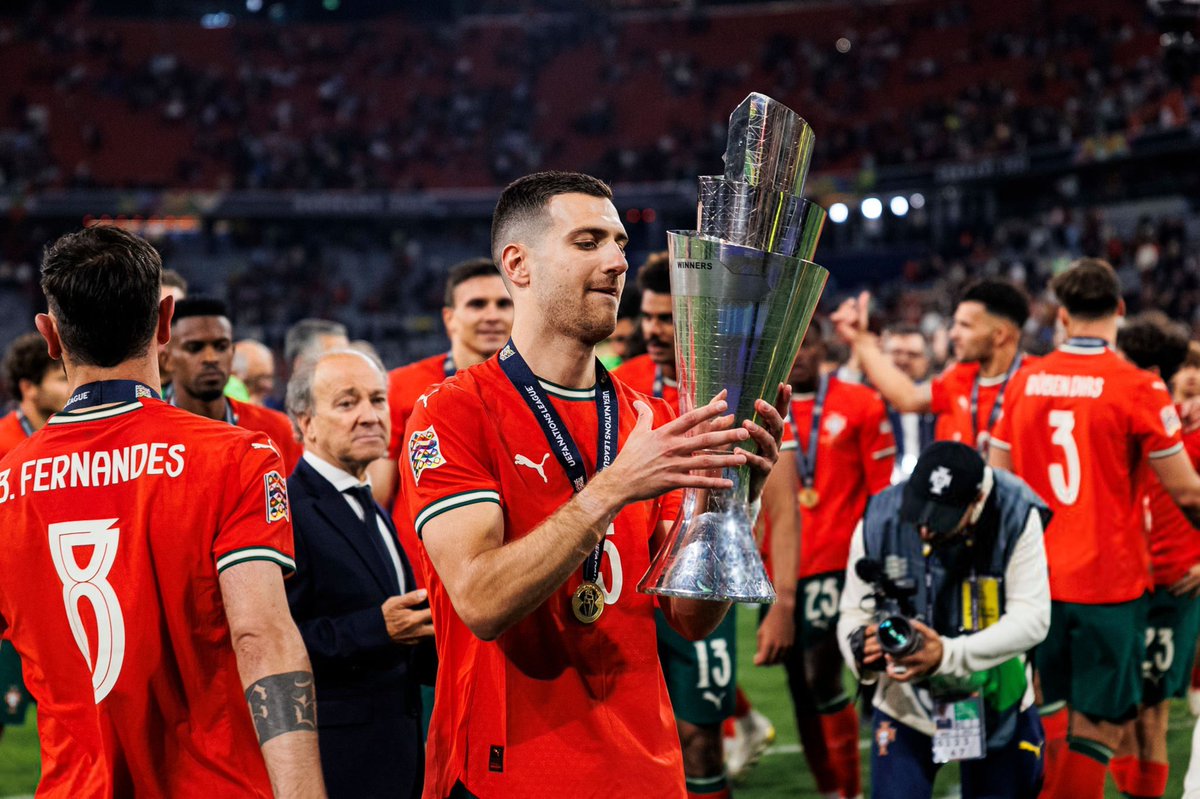 8runofernandes's tweet photo. One year ago , Bruno Fernandes &amp; Diogo Dalot won the UEFA Nations League 🇵🇹
#MUFC #Portugal https://t.co/iziLmuEs7C