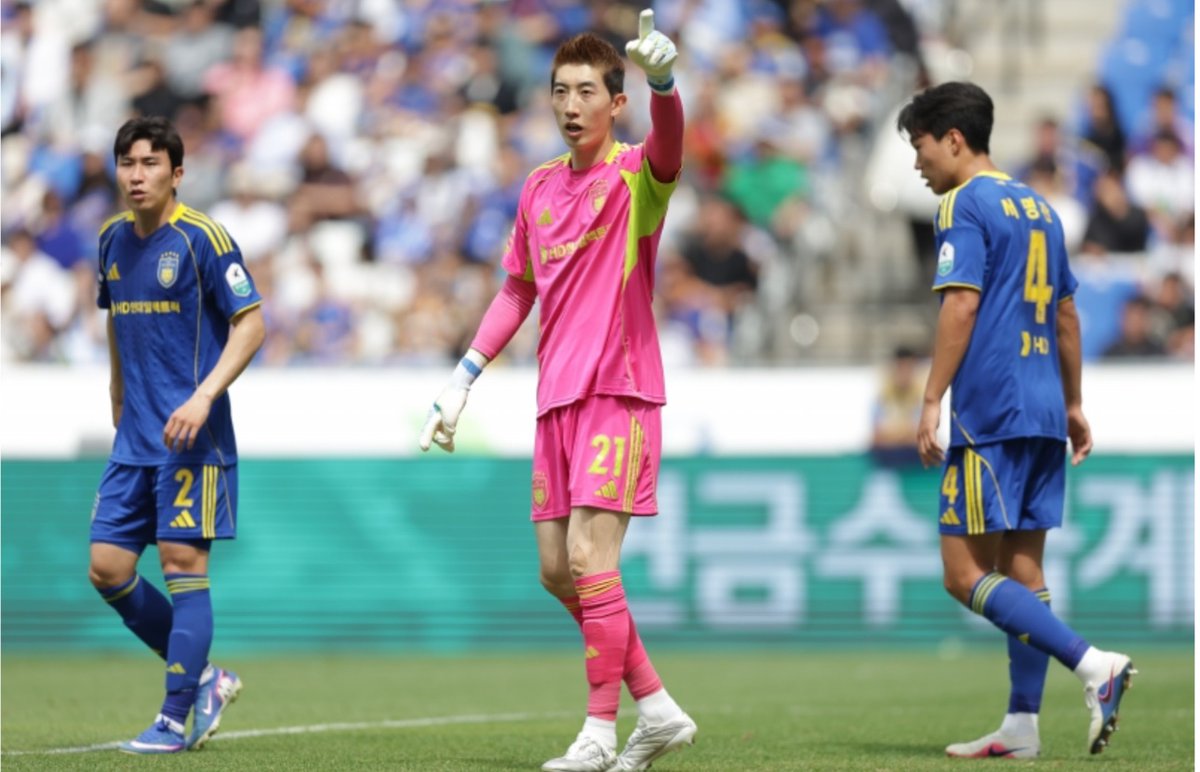 FARATA0's tweet photo. 🚨✈️🇰🇷？🚨
🇰🇷K1蔚山HDFC GKチョヒョヌが仮に海外移籍した場合に備えて🇯🇵#FC東京 GK #キムスンギュ と話し合いへ。
2019年以来7年ぶりの🇰🇷復帰の可能性。
#fctokyo 
#tokyo
#Jリーグ
#Jleague
#KLeague

🚨✈️🇰🇷？🚨
🇰🇷K1 울산 HDFC 골키퍼 조현우가 해외 이적을 고려할 경우를 대비해 🇯🇵FC 도쿄 골키퍼 김승규와 논의한다.
2019년 이후 7년 만에 🇰🇷 복귀 가능성.