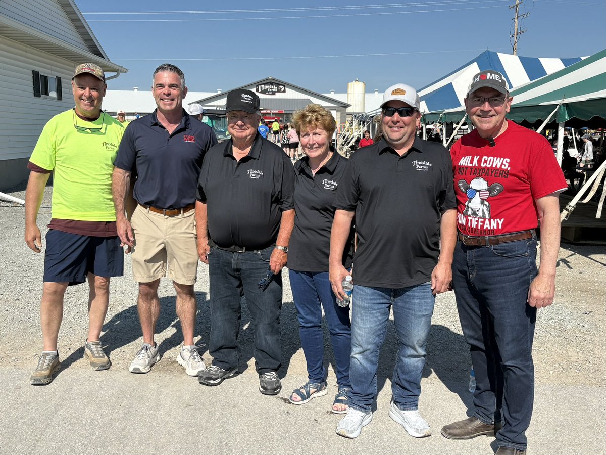 TomTiffanyWI's tweet photo. Great pancakes, great people, and a great morning celebrating Wisconsin dairy at the Brown County Breakfast on the Farm. 🥞🥛

Thank you to Tinedale Farms for hosting, and thank you to all our hardworking farmers. https://t.co/B7IIQD9VLo