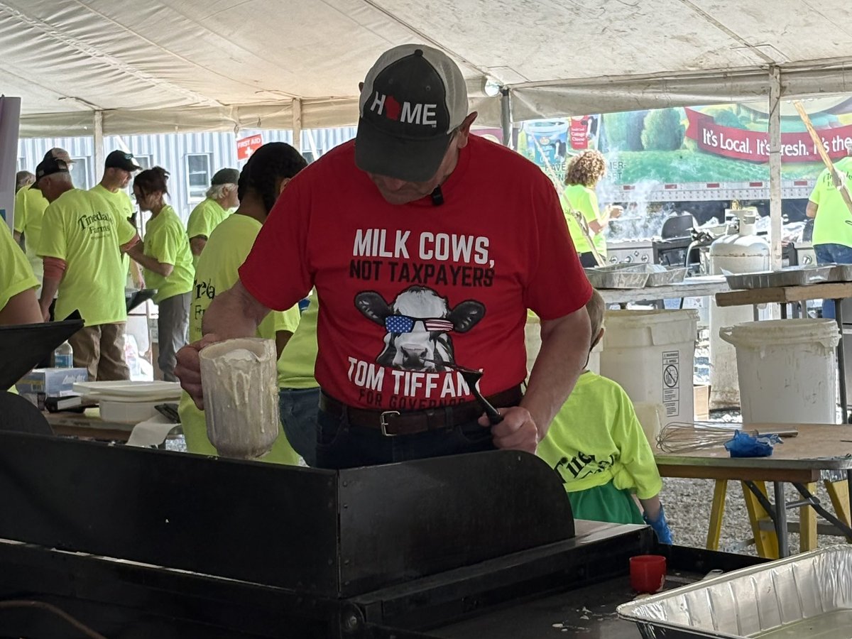 TomTiffanyWI's tweet photo. Great pancakes, great people, and a great morning celebrating Wisconsin dairy at the Brown County Breakfast on the Farm. 🥞🥛

Thank you to Tinedale Farms for hosting, and thank you to all our hardworking farmers. https://t.co/B7IIQD9VLo