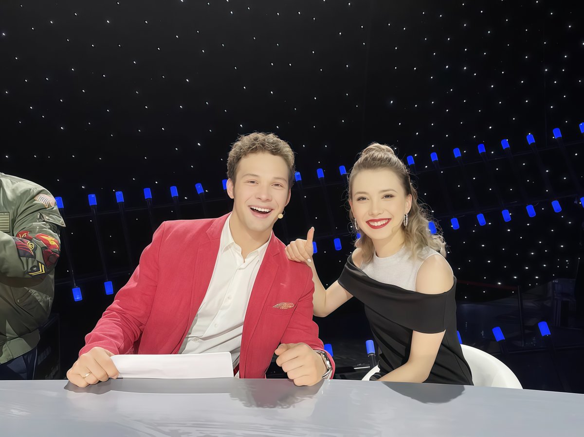Amar29187's tweet photo. Just checked in on the hottest new variety show! The stage effects and guests' interactions are chef’s kiss—can’t wait for next week’s episode! https://t.co/pCGjGZiaUA