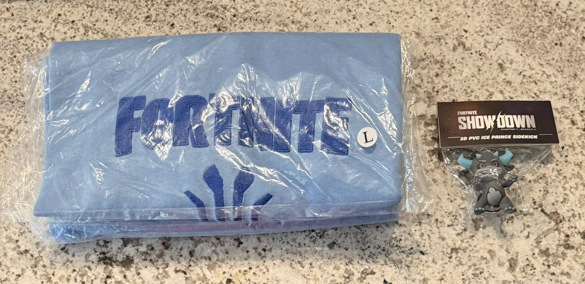 ColebowlMC's tweet photo. My Fortnite Showdown prizes arrived :)

#TeamIceKing https://t.co/cxB3bwk7wU