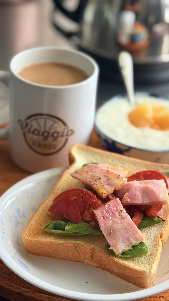 k_sochi's tweet photo. 皆さんおはようございまーす😆
今日も元気だごはん🍞がうまい😋

今朝はベビーリーフにトマト🍅ベーコン🥓とベーシックなトースト🍞
ヨーグルトには桃🍑のフルーツスプレッド(まるで桃)♪

昨日富士ヒルやピークスだった方はお疲れ様でした♪今日もよろしくお願いしまーす♪

#朝ごはん食べよう委員会 https://t.co/BZYBsBLBNY