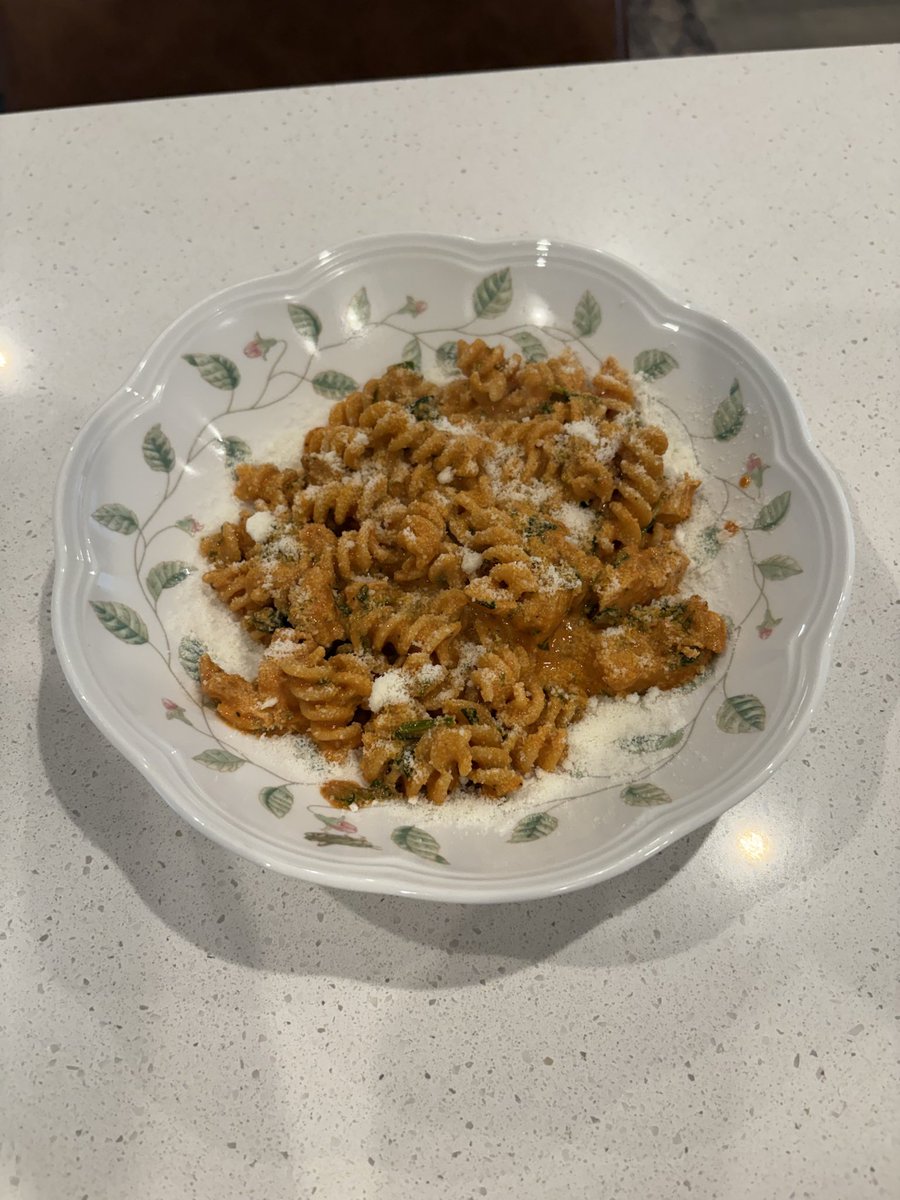 NickVsTheWorld's tweet photo. @stucklikehoney Most recent one I got. Homemade pink sauce, greens, fusilli and pecorino. https://t.co/9sNWXCLohz