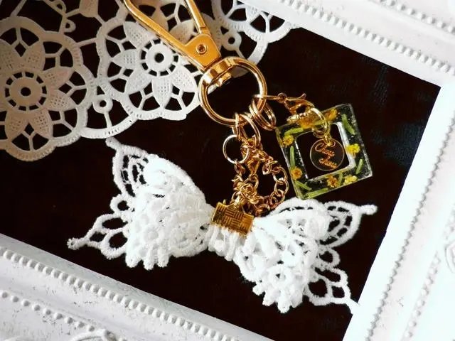 workshop_sakura's tweet photo. おはようございます
素敵な1日を

お気に入り登録ありがとうございます
【ミモザとリボンのバッグチャーム】 
https://t.co/l5lphfI3wX
#ハンドメイドアクセサリー
#レジン
#バッグチャーム
#キーホルダー
#ミモザ
#リボン
#レース 
#キュート 
#かわいい https://t.co/MkzlbBARYE