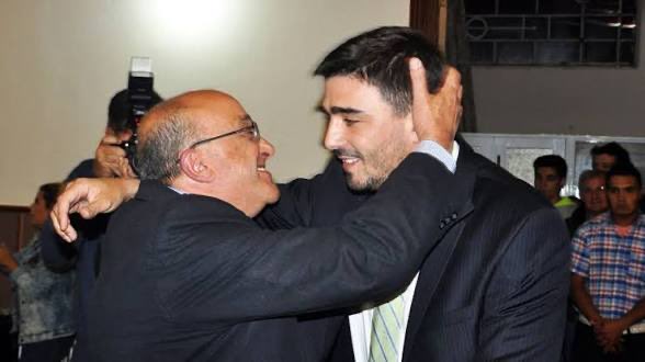 betovaldez's tweet photo. La traición politica luego de la tragedia del recital del Indio Solari en Olavarría.

No sólo dejó dos muertos. También provoco una de las historias más oscuras de la política bonaerense reciente.

Cuando la crisis amenazaba con llevarse puesto al entonces intendente del PRO Ezequiel Galli, se activó una compleja operación política para evitar su caída. Desde La Plata, María Eugenia Vidal envió a Joaquín de la Torre a contener el incendio. En paralelo, Emilio Monzó movió sus propios contactos para desactivar cualquier intento de destitución y abrir canales de diálogo con sectores del peronismo local vinculados a José Eseverri.

El objetivo era claro: evitar que Olavarría se transformara en la primera gran derrota política de Cambiemos en la provincia de Buenos Aires.

Jorge Larreche no era un funcionario más. Era el mentor político de Galli. Quien lo había acompañado en su crecimiento, quien había apostado por él cuando pocos lo conocían fuera de Olavarría y quien había contribuido decisivamente a construir el proyecto que terminó llegando al municipio.

Tras la tragedia, Larreche quedó afuera del gobierno. Una verdadera entrega.

La herida nunca cerró. En la política local todavía se recuerda el enojo que generó la forma en que se produjo su salida. Muchos de quienes acompañaban a Larreche interpretaron que cargó con responsabilidades que excedían ampliamente su rol mientras quienes tenían el poder real conservaron sus posiciones.

Con el paso de los años, aquella lectura se consolidó en buena parte de la dirigencia olavarriense: que mientras Joaquín de la Torre, Monzó y distintos actores del sistema político trabajaban para evitar la caída de Galli, el precio del salvataje lo terminó pagando quien había sido su principal sostén político.