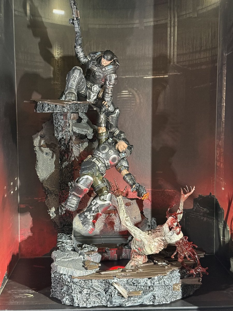 BlueThunderReal's tweet photo. First look at the Gears of War E-Day collector’s edition! https://t.co/zFDWNmkEHK