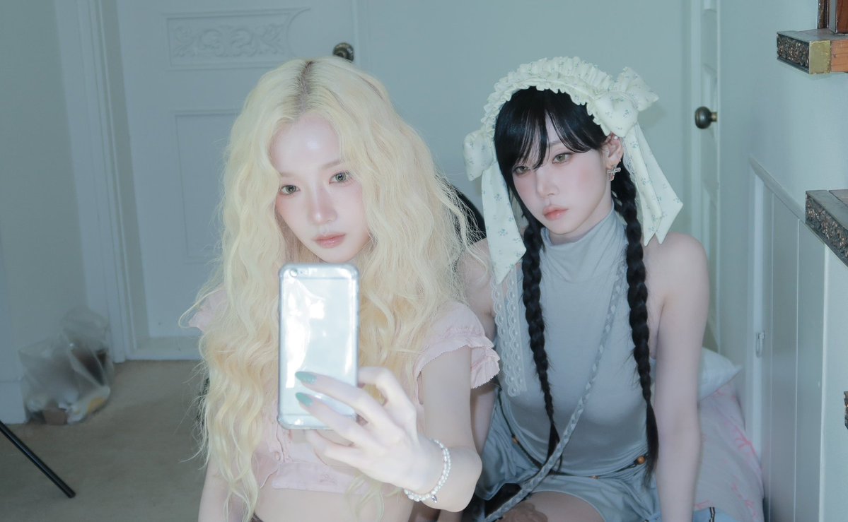 DEVILISH_G1RL's tweet photo. [ 🍵🐈‍⬛ ]  Soyo e Taki nos bastidores do photoshoot de LOVE&amp;POP pt1 https://t.co/8hZZ2b6PHY