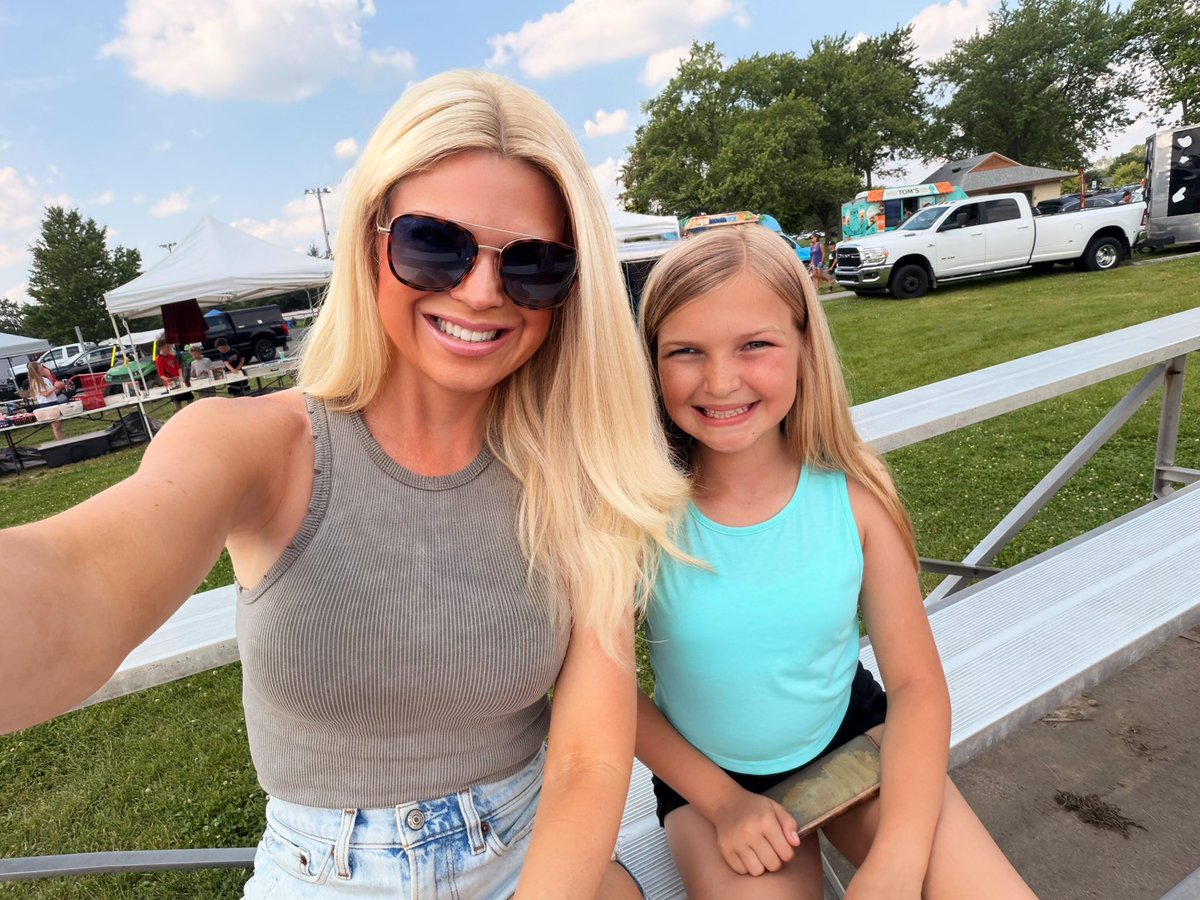 erinm28's tweet photo. A fun day with this one today! Shopping then some baseball ⚾️ ☀️ ☺️ https://t.co/QKqzq8Zxen