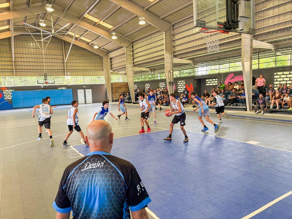 ciudadebayamon's tweet photo. Las canchas del pueblo siguen llenándose de la intensidad del baloncesto y del talento juvenil, porque #BayamónEsDeporte https://t.co/I2CnYoKOYW