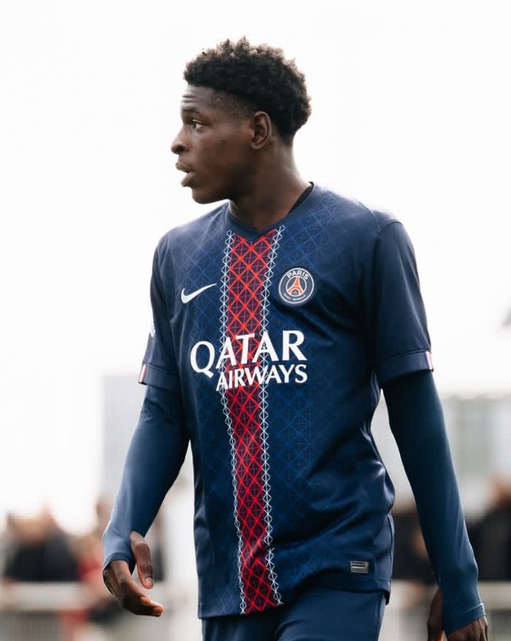 Space_Gunners's tweet photo. ❗️ "O #Arsenal avança por Emmanuel Mbemba. O defensor de 18 anos do PSG, considerado um dos grandes esperanças de sua geração, está no radar dos #Gunners, que já iniciaram conversas para tentar atraí-lo a Londres.  

 📰 @SebEcrivainFoot https://t.co/UXWOCM2q52