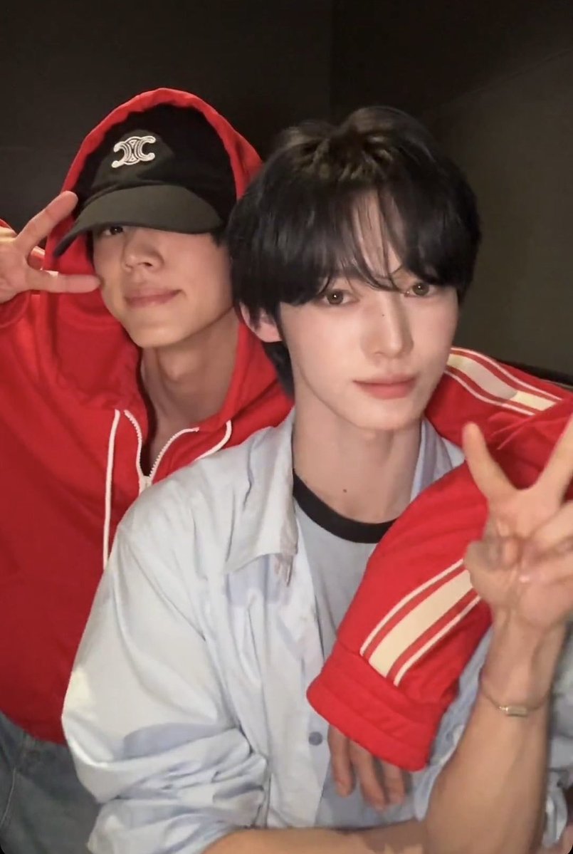 dohooonz's tweet photo. 📸 … handoz capture time from zhen’s recent live 🤏🏻 https://t.co/Ro8JrFHwK3