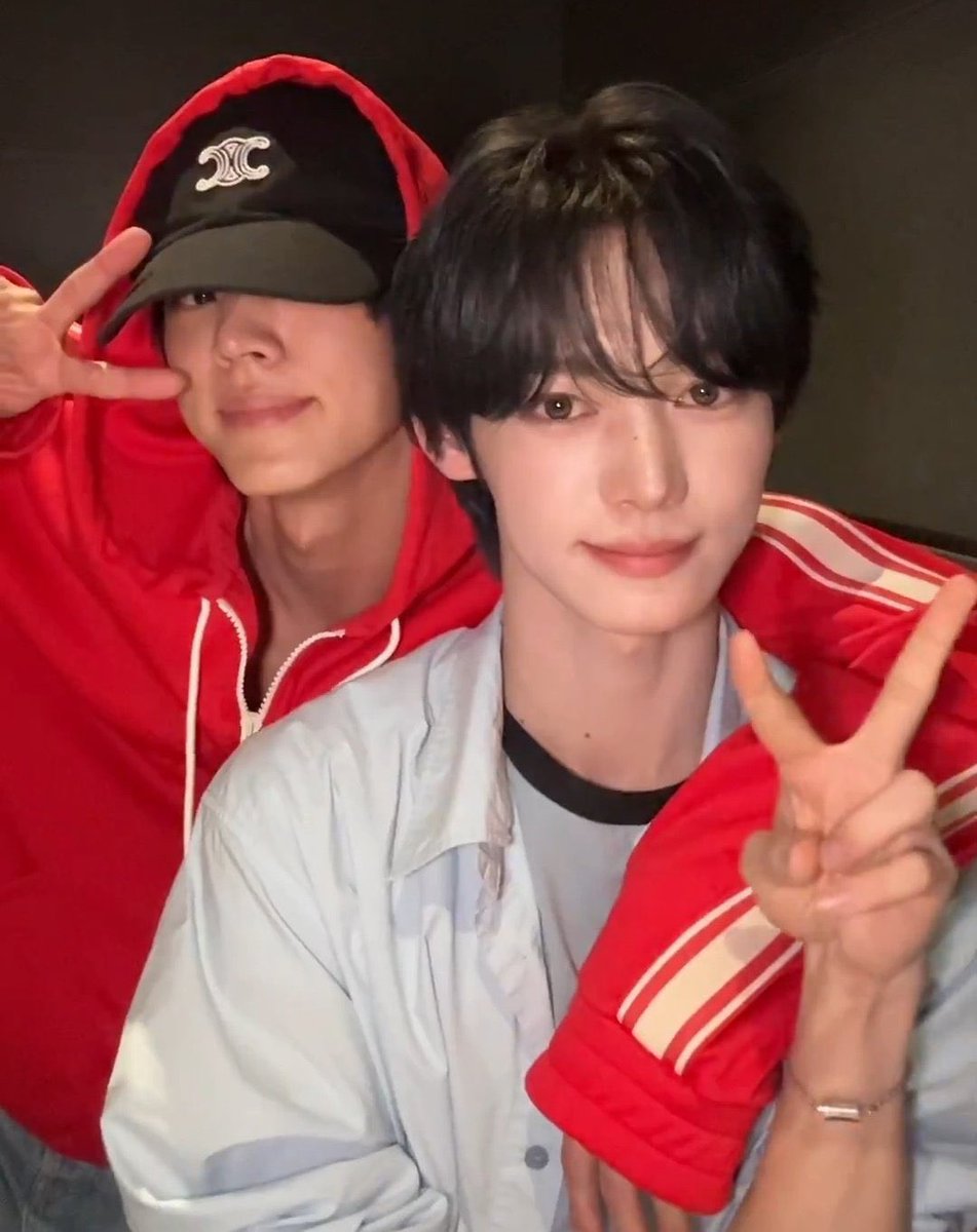 dohooonz's tweet photo. 📸 … handoz capture time from zhen’s recent live 🤏🏻 https://t.co/Ro8JrFHwK3