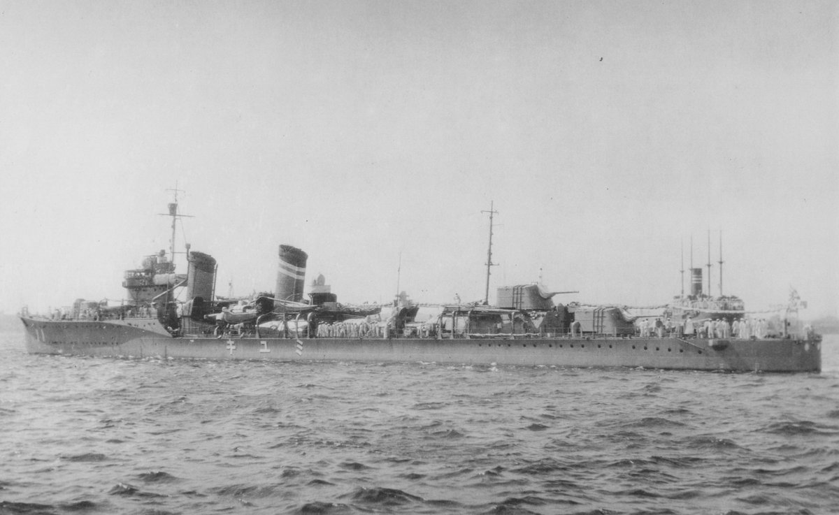 Fusoteitoku's tweet photo. #日本海軍
1931年9月5日、横須賀に向け横浜港を出港する駆逐艦深雪 https://t.co/EsVyZ1puBw
