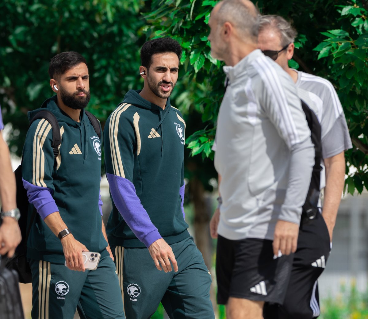SaudiNT's tweet photo. من وصول صقورنا لملعب Q2 استعدادًا للحصة التدريبية. 😍
#قدام_بنفس_الروح | #FIFAWorldCup https://t.co/6vtjBOD91b