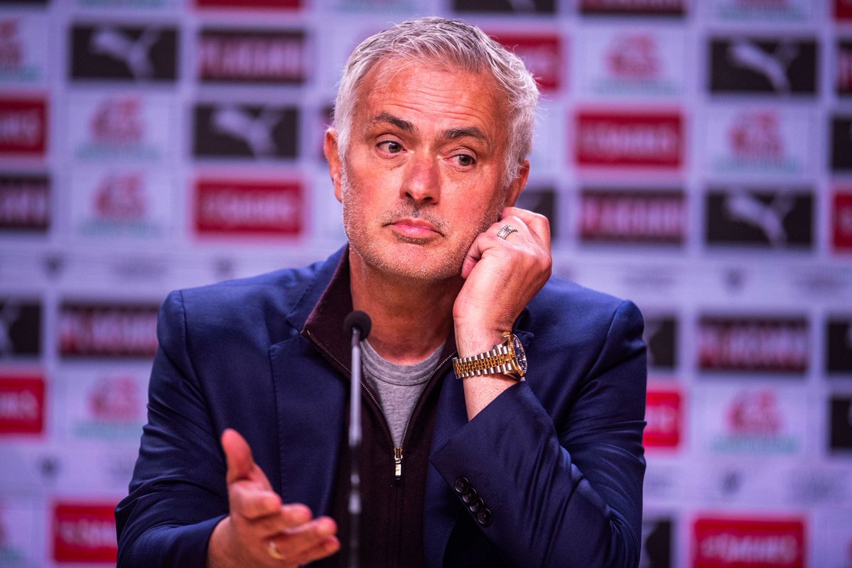 ActuFoot_'s tweet photo. 🚨🚨 FLORENTINO PÉREZ 🇪🇸 CONFIRME LE RETOUR DE JOSÉ MOURINHO 🇵🇹 AU REAL MADRID !!!!! 🤍🔙

🗣️ « Nous sommes fiers d'accueillir José Mourinho de retour au Real Madrid. 

L'un des meilleurs entraîneurs au monde est de retour. »

🎙️ conf. de presse https://t.co/GGtw5cHyOG