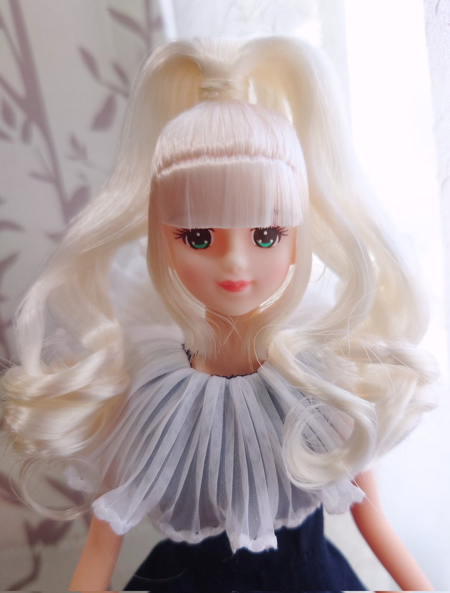 rf37564's tweet photo. オンラインおたのしみドールできてくれたフランソワ嬢です。流石キャッスルの子、顔が可愛い！ですがこのヘア、もみあげ部分がないので毎度植毛しています💧
透ける髪が綺麗です！ https://t.co/hZ9tfazrhu