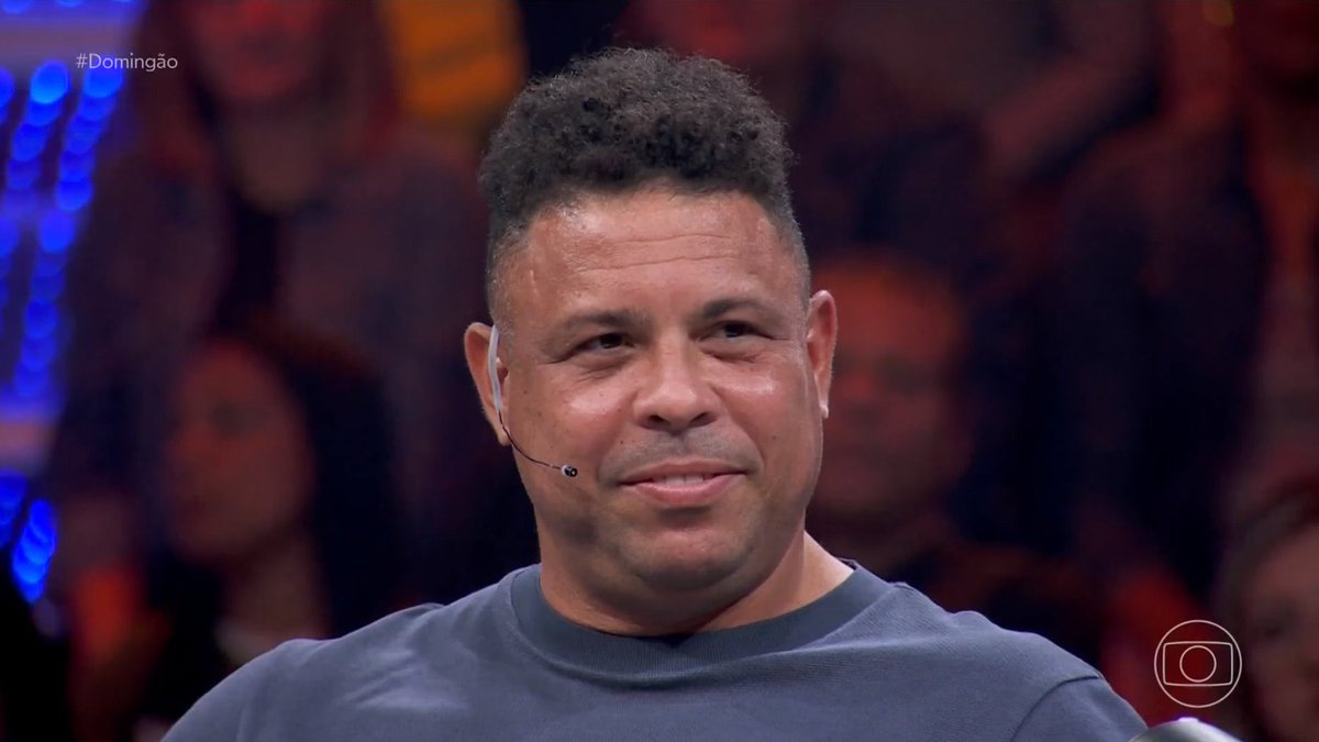choquei's tweet photo. 🚨FAMOSOS: Luciano Huck pergunta pra Ronaldo sobre a escalação de Neymar pra Copa do Mundo: 

"Você acha que a escalação do Neymar foi para unir o país e fazer todos os brasileiros torcerem pela seleção?" #Domingão 

Ronaldo Fenômeno: "Com certeza." https://t.co/4t8yqPHAwl
