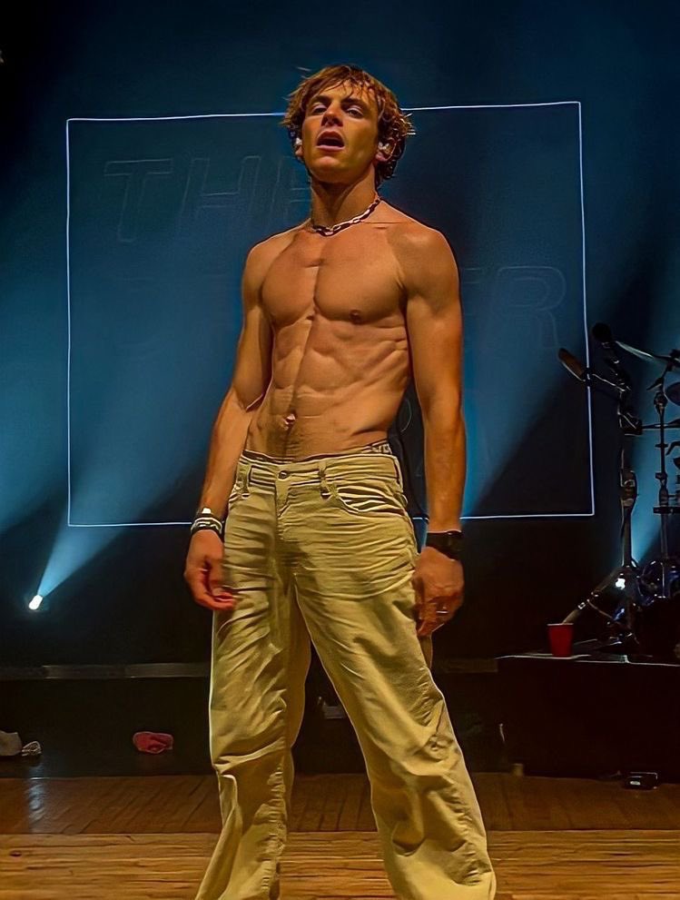 CelebG00nerr's tweet photo. Ross Lynch is just walking porn
And he knows it

God those pits too https://t.co/bzWewp0U9v