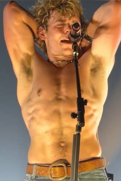 CelebG00nerr's tweet photo. Ross Lynch is just walking porn
And he knows it

God those pits too https://t.co/bzWewp0U9v