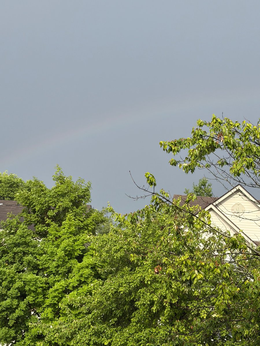 HistoryDwarf's tweet photo. I just saw the first rainbow I’ve seen in a while. Pretty faint but still nice to see. https://t.co/hCsCIM8vX0