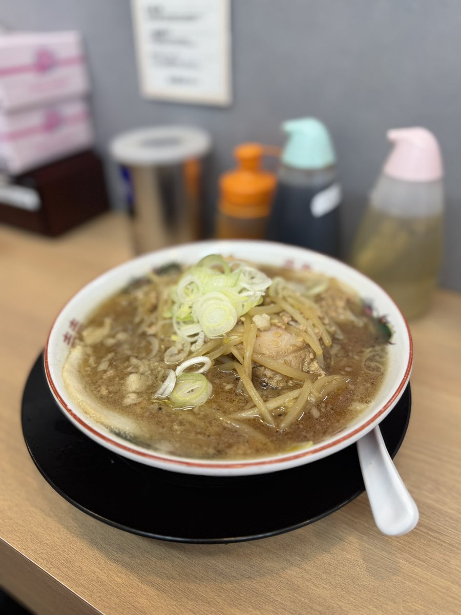 ramen_0120's tweet photo. 6/8(月)

通常通り営業いたします
(15:00L.O.)

今日は雨が降ったりやんだりするので、傘が必須🌧️🌂
暑さは控えめで、比較的過ごしやすい一日になりそうです

各種そば+炊き込みご飯おすすめ！
炭火つるし焼豚茶飯は限定3食です🍖

よろしくお願いいたします https://t.co/FkRR3emOFd