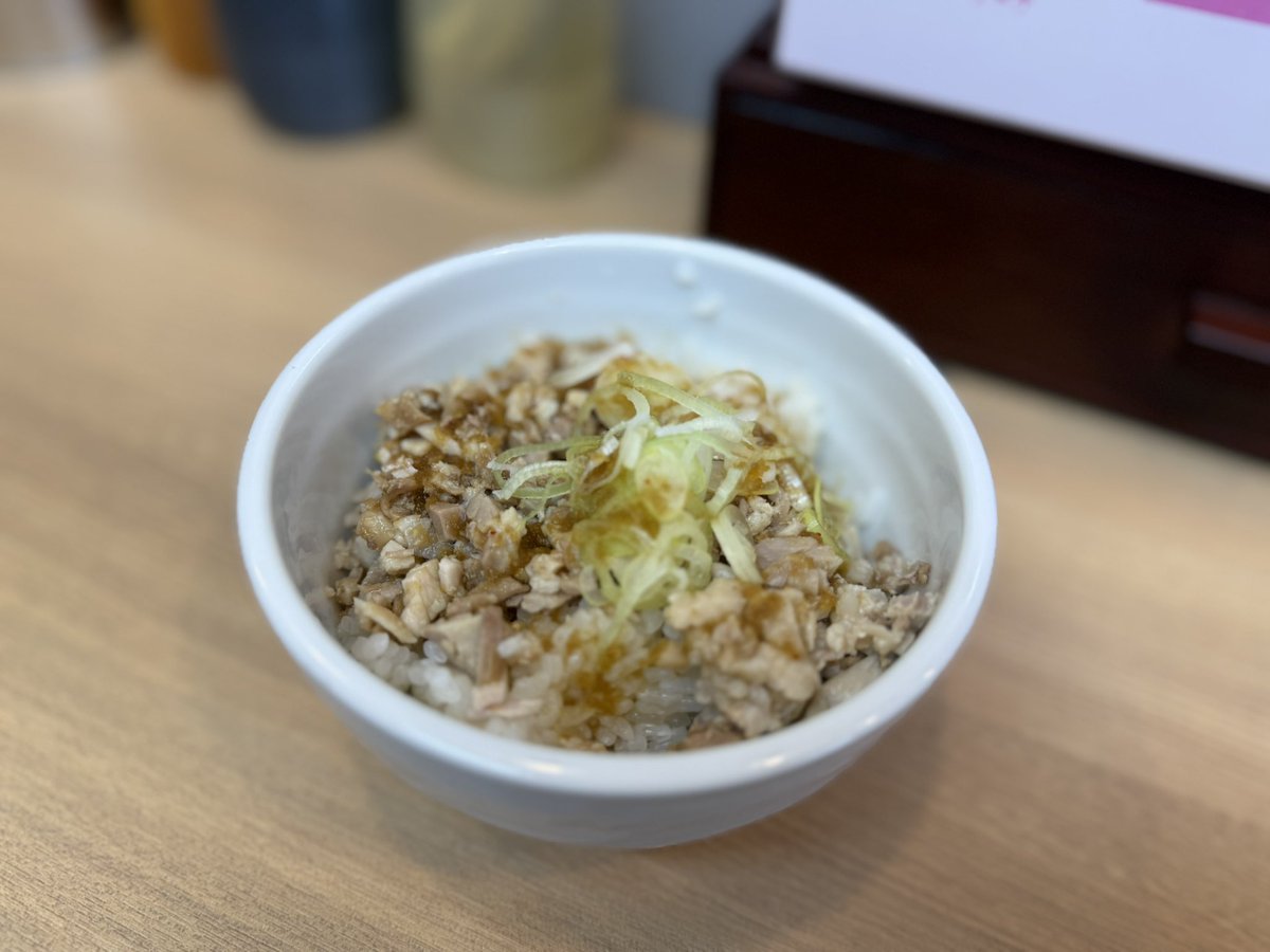 ramen_0120's tweet photo. 6/8(月)

通常通り営業いたします
(15:00L.O.)

今日は雨が降ったりやんだりするので、傘が必須🌧️🌂
暑さは控えめで、比較的過ごしやすい一日になりそうです

各種そば+炊き込みご飯おすすめ！
炭火つるし焼豚茶飯は限定3食です🍖

よろしくお願いいたします https://t.co/FkRR3emOFd
