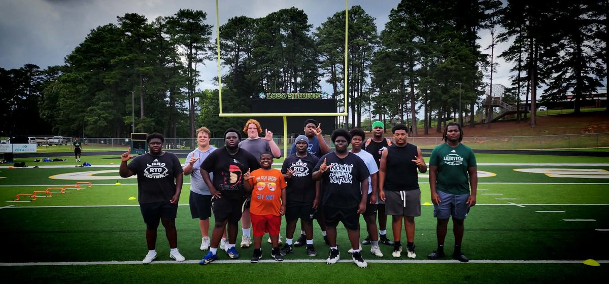 Jay3ee52's tweet photo. Blessed to be able to show the knowledge of what my coaches shared with me to other players in Etx ! #InvestingInTheYouth https://t.co/F3h9WHISe9