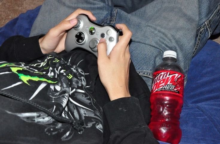 nillacub's tweet photo. thinking  about  regressing  w  an  older  brother  .   .   .  them  teaching  u  how  to  play  their  games  &amp;  giving  u  drinks  &amp;  snacks  that  have  waaay  too  much  sugar  &amp;  caffeine  ^^ https://t.co/j2prTvaVNb