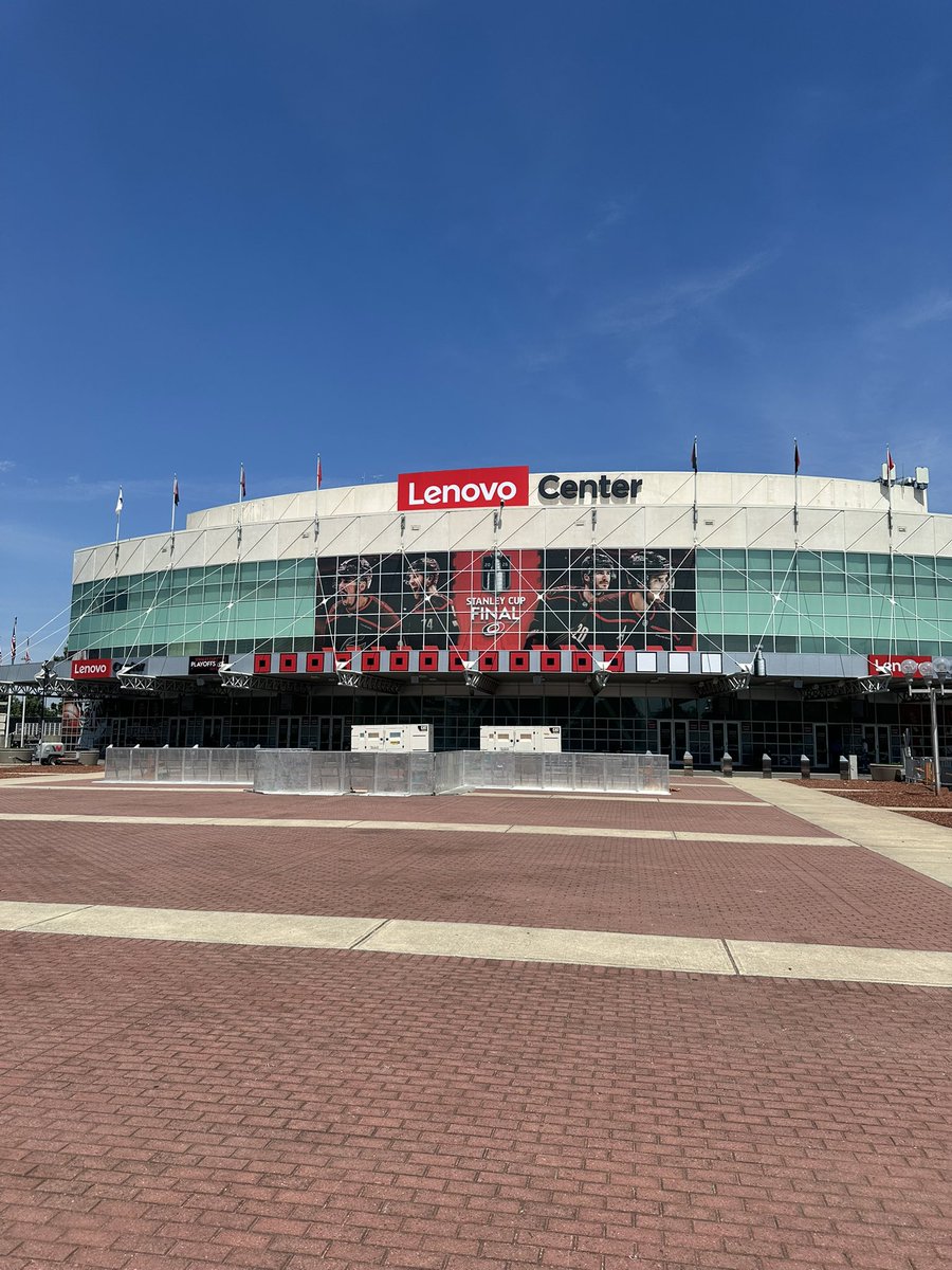 AlexSmithyes's tweet photo. I’ve just spent the week with the Durham Bulls in North Carolina working behind the scenes with the media and sponsorship team. This also included an afternoon with the Carolina Hurricanes marketing team. Thank you UCFB for the opportunity! 
@Canes | @DurhamBulls | @ucfb https://t.co/CvSd3vZnTc