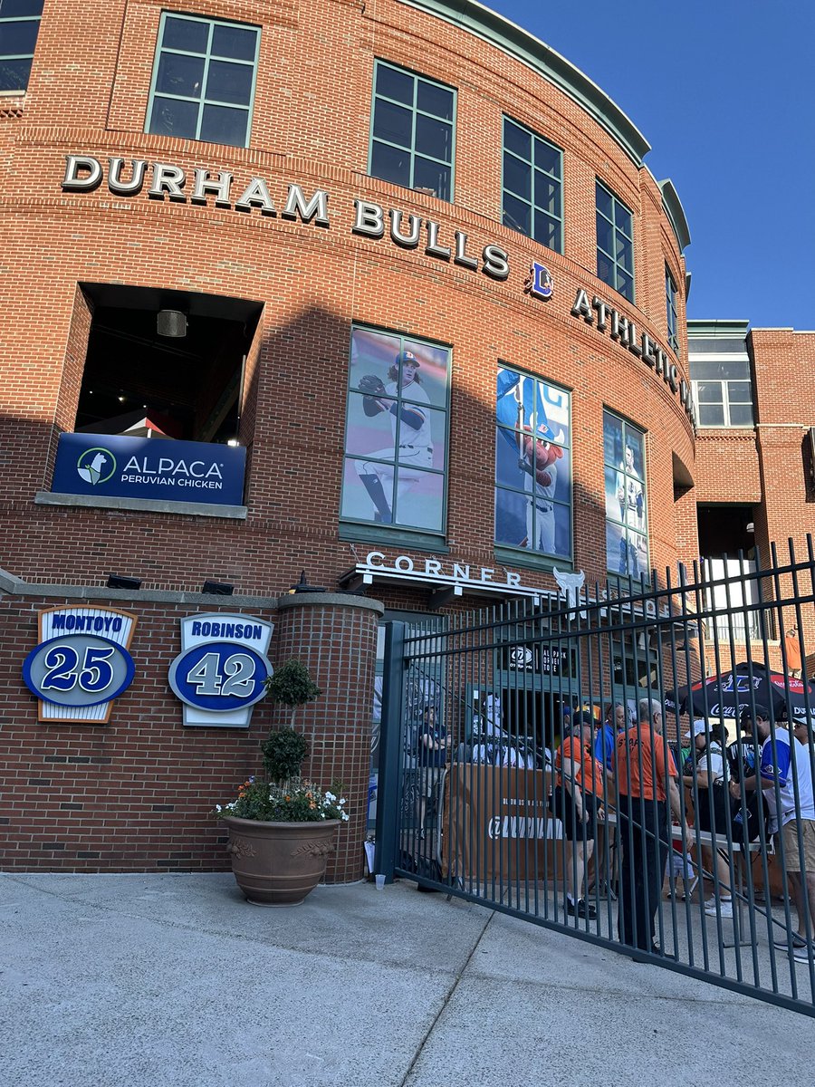 AlexSmithyes's tweet photo. I’ve just spent the week with the Durham Bulls in North Carolina working behind the scenes with the media and sponsorship team. This also included an afternoon with the Carolina Hurricanes marketing team. Thank you UCFB for the opportunity! 
@Canes | @DurhamBulls | @ucfb https://t.co/CvSd3vZnTc