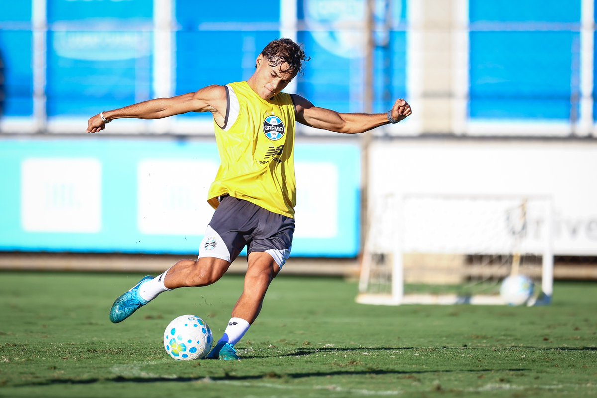 fabioHDG's tweet photo. #Grêmio |  Na mira do futebol português 🇵🇹

Tiaguinho, de 18 anos, recebeu sondagens do futebol português e pode deixar o Grêmio nesta janela de transferências.

Braga, Sporting e Benfica demonstraram interesse no jovem meia, que possui contrato com o Tricolor até julho de 2027. https://t.co/cqg0rI4B7r
