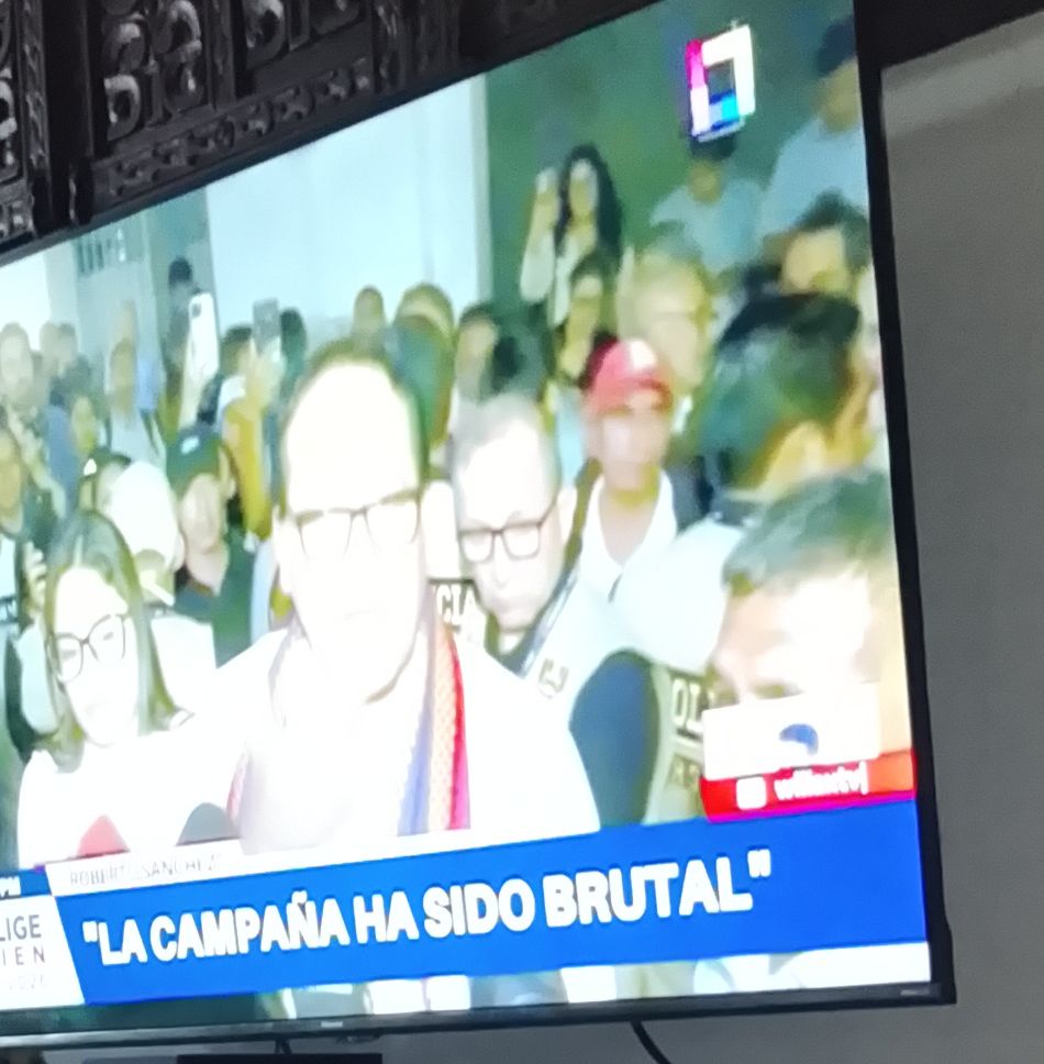 susana_bozzo's tweet photo. Ya se cree ganador entra al penal de Barbadillo como si casa y la policía nada. ESTA SEGURO ESTO DA PÁNICO ALGO TIENE ENTRE MANOS. https://t.co/GpKZzeIXsr