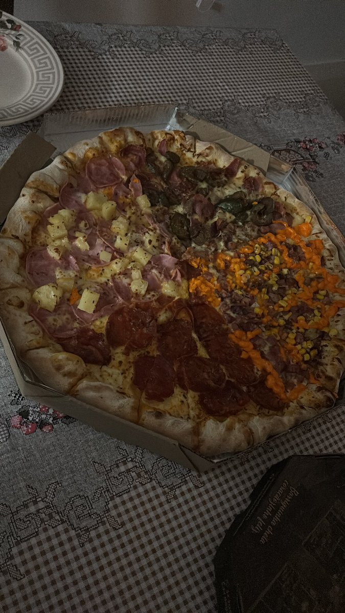 lu_easy_11's tweet photo. Graças aos meninos da @ilhadaslendas a janta hoje é pizza! https://t.co/Jy6XuuNziD