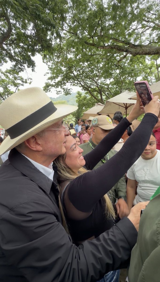 AlvaroUribeVel's tweet photo. Salgar, Ant. Hoy, en este doloroso aniversario, acompañamos a María Claudia en el Rosario. Que Miguel ayude a Colombia y a nosotros también. https://t.co/PGqQ94G82z