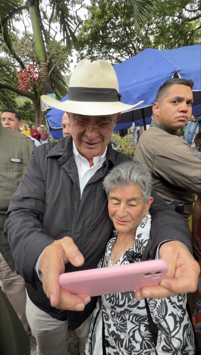 AlvaroUribeVel's tweet photo. Salgar, Ant. Hoy, en este doloroso aniversario, acompañamos a María Claudia en el Rosario. Que Miguel ayude a Colombia y a nosotros también. https://t.co/PGqQ94G82z