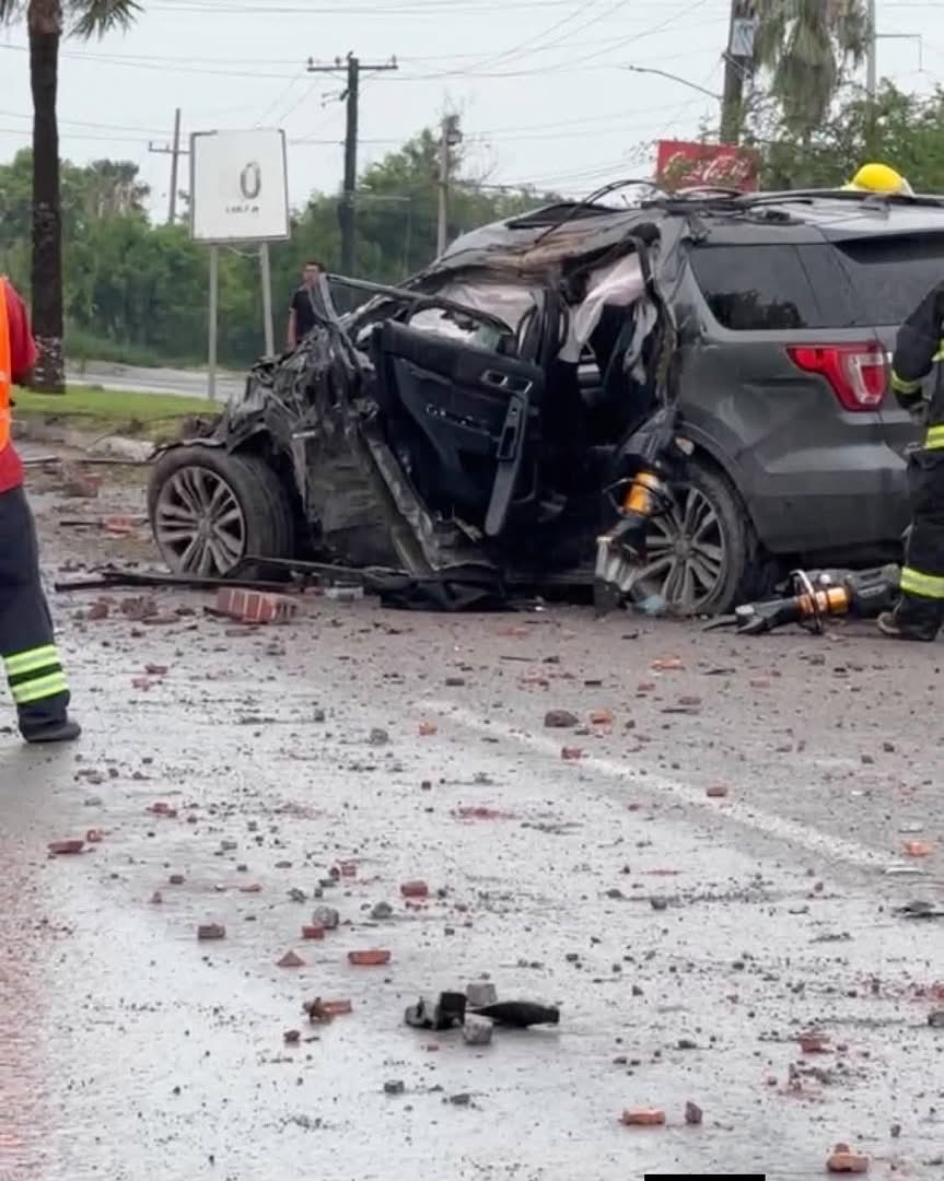 Reporteroszona's tweet photo. 🚨🚔Camioneta gabacha se hace pedazos al chocar y destrozar altar de San Judas; la imagen del santo milagroso resultó intacta🚨🚔
#Matamoros Brutal accident3 se registró esta mañana en la carretera que conduce a #PlayaBagdad, a la altura de la colonia Industrial. https://t.co/SXjgs2dPgk